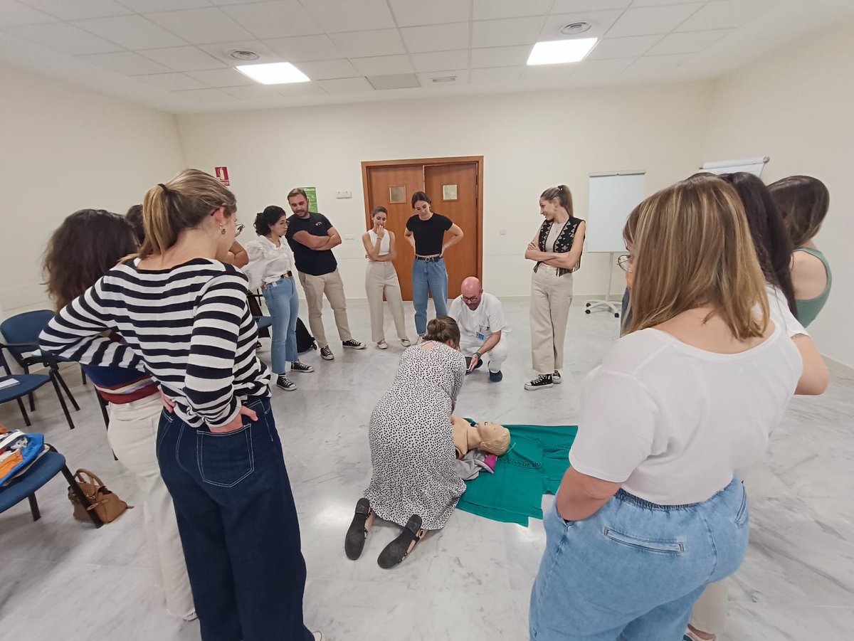 Durante esta semana está teniendo lugar el curso de urgencias para los nuevos residentes del <a href="/HSJD_Aljarafe/">Hospital San Juan de Dios del Aljarafe</a> <a href="/MIhsjda/">Medicina Interna HSJD Aljarafe</a> <a href="/UDMAFyCSevilla/">Unidad Docente MAFyC de Sevilla</a> 
Sepáis, dolor torácico, disnea, arritmias, soporte vital, politrauma...
Aprovechamos para agradecer a los docentes su colaboración.