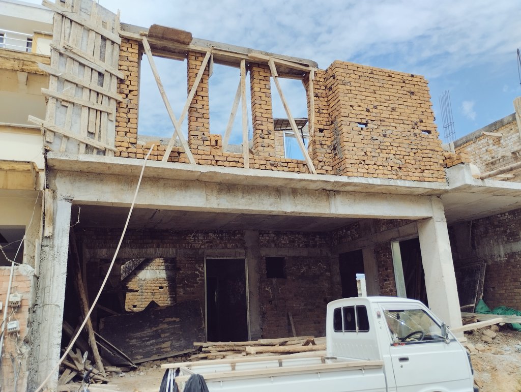 ClayPvt's tweet image. Residential Project: 10 marla.
Location: Bani Gala, Islamabad. 
Status: Shuttering works in progress for First Floor Slab.

DM or Contact us on 03109747703 for our services.

#Construction #GreyStructure #Shuttering #Steel #Concrete #structuralengineering #Islamabad