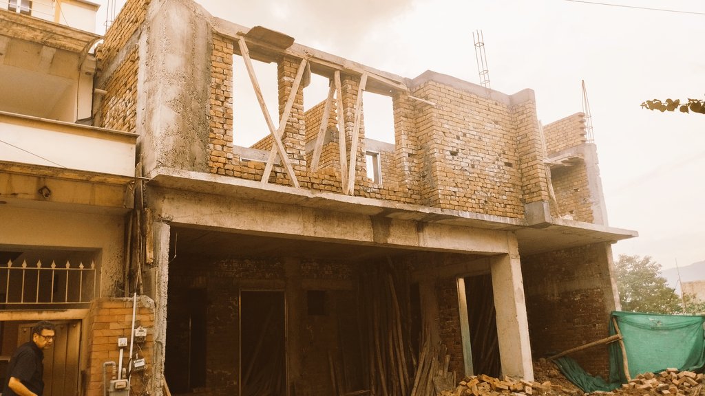 ClayPvt's tweet image. Residential Project: 10 marla.
Location: Bani Gala, Islamabad. 
Status: Shuttering works in progress for First Floor Slab.

DM or Contact us on 03109747703 for our services.

#Construction #GreyStructure #Shuttering #Steel #Concrete #structuralengineering #Islamabad
