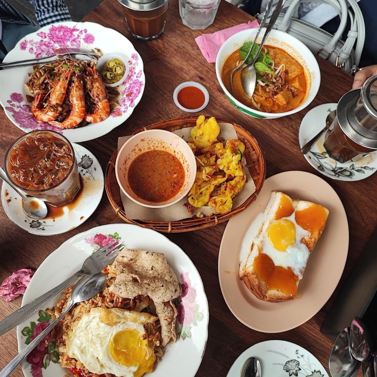 klfoodie's tweet photo. Kedai Kopi Klasik menarik di Ipoh 😍☕

Ha kalau bercuti di Ipoh, boleh singgah Kedai Kopi Yeop. Selain Kopi Yeop, Mee Kari 🍜, Keutiau Goreng 🦐, Roti Titab 🍞 pun ada! https://t.co/eoZriPAgeY