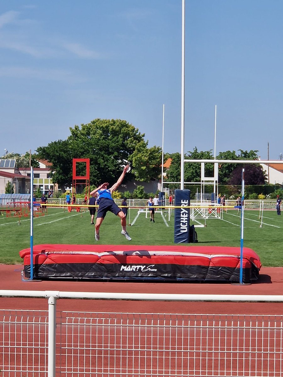 sdis38's tweet image. 🏆 52 sportifs du @sdis38 étaient à Riom samedi pour les épreuves athlétiques du challenge régional #PSSP. Une belle moisson de médailles pour les isérois : 19 podiums individuels, 1 podium par équipe et 9 qualifiés pour la #FINAT le 1er juillet à Saint-Étienne. Bravo à tous ! 👏