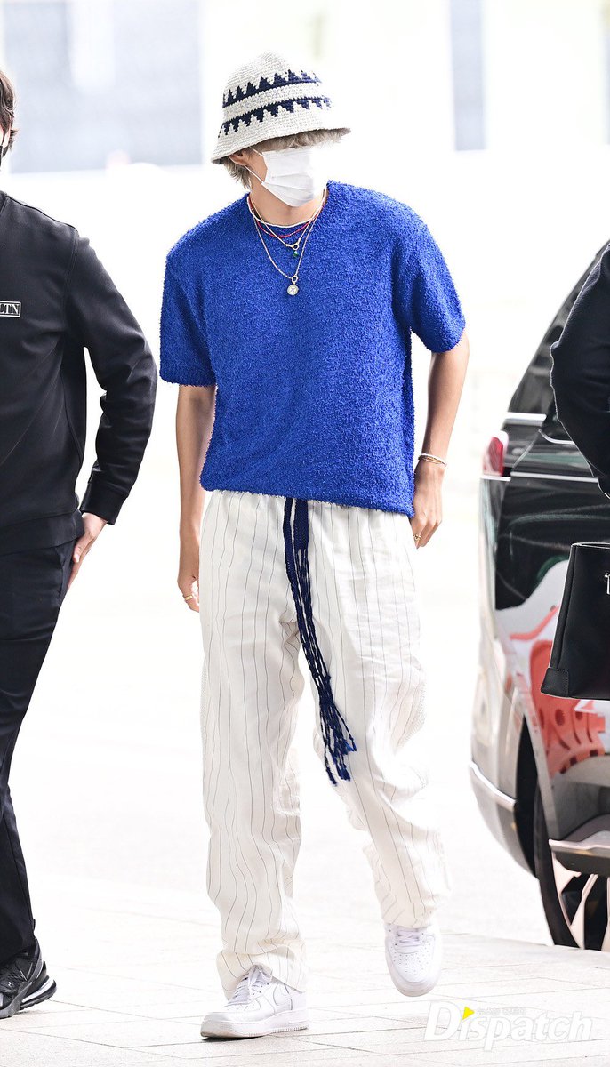 KTH_Facts's tweet photo. [INFO] Kmedia pictures of Taehyung leaving the country for overseas filming.

HAVE A SAFE FLIGHT TAEHYUNG ! https://t.co/7VcKeHtP9W
