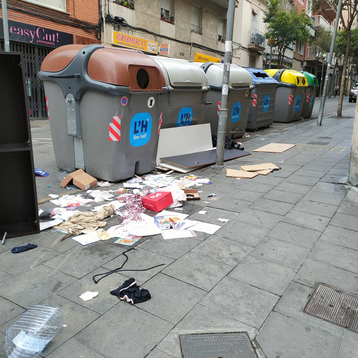 VHanna86808623's tweet photo. Así amanece la batería de Santiago Apóstol 81, el local está ocupado por gente que se dedica a rebuscar en contenedores a coger chatarra.. cada noche tienen un sarao montao en la puerta, son los que de madrugada rompen cristales de coches..
@LHAjuntament 
@nuriamarinlh 
@SplCme https://t.co/TLNUKXspr9