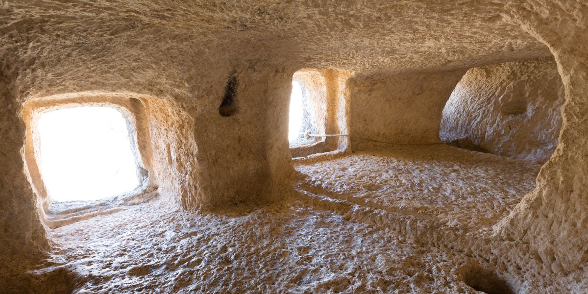 Las Covetes dels Moros en Bocairent son unos pequeños graneros medievales excavados en la roca, ¡y se pueden visitar! 🥳 ¿Quién se apunta? 👉 n9.cl/5ri6jg #MediterráneoEnVivo
