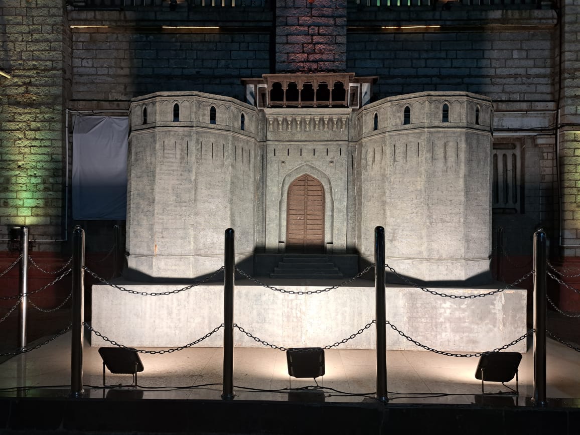IyerGSK's tweet photo. Pune has played an important role in the history of Maharashtra. This is an illuminated model of the Shaniwarwada at Pune station https://t.co/9KgDevDgpW