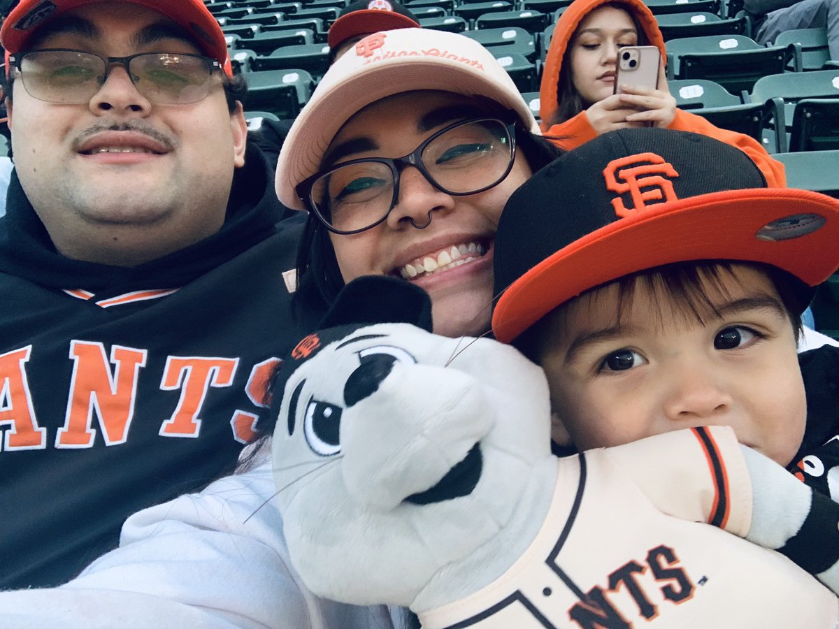 LoveAlwaysMina's tweet photo. Julian’s first Giants/ Baseball Game 🖤🧡 https://t.co/8SR6gEc8Em