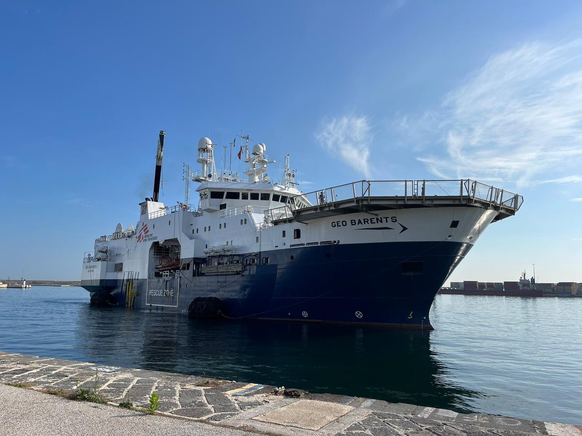 crifasano's tweet photo. 🚢 Dopo l'intensa giornata di ieri, alle 4:50 di questa mattina si sono concluse le operazioni di sbarco di 600 migranti giunti a bordo della #GeoBarents.
❣️Presenti anche 𝟮 nostri #Volontari #CRIFasano insieme a gli altri volontari di #CRIPuglia 🦺❤️
#CRI #UnItaliaCheAiuta https://t.co/VjjrLUICaa