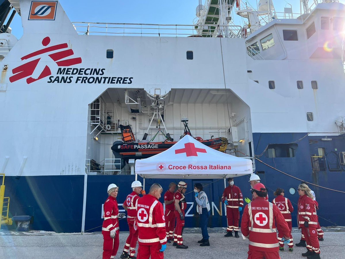 crifasano's tweet photo. 🚢 Dopo l'intensa giornata di ieri, alle 4:50 di questa mattina si sono concluse le operazioni di sbarco di 600 migranti giunti a bordo della #GeoBarents.
❣️Presenti anche 𝟮 nostri #Volontari #CRIFasano insieme a gli altri volontari di #CRIPuglia 🦺❤️
#CRI #UnItaliaCheAiuta https://t.co/VjjrLUICaa