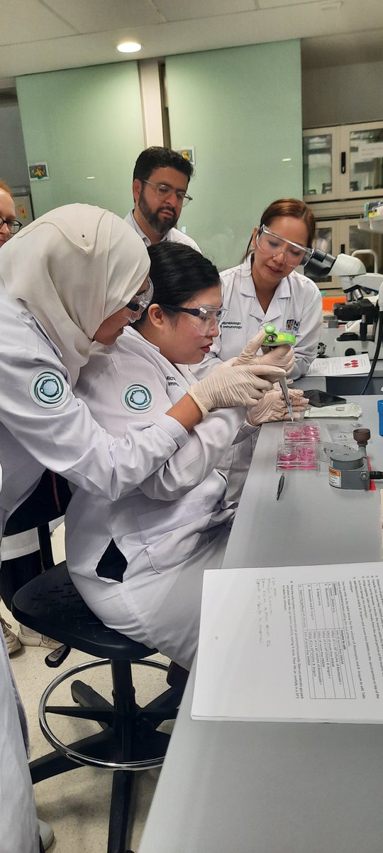 BlastocystisC's tweet photo. Mammalian cell culture and #blastocystis young investigators giving it a go and helping each other #scienceunity #protist #gut #Parasite ? ##sciencewithoutborders #COSTActions @COSTprogramme @Blastocystis . https://t.co/e87HoxX297