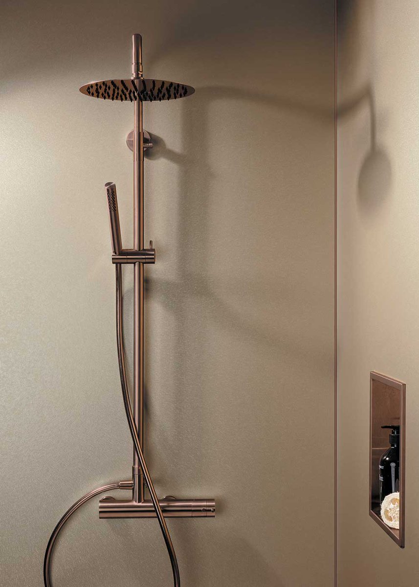 Geef je badkamer een nieuwe look met de Qisani Flow thermostatische douchesysteem in de kleur Copper en de Alusplash achterwand in de kleur Astroid. Beschikbaar in verschilende kleuren! Ga voor meer informatie naar de website. hubs.ly/Q01PRYRY0

#douchesysteem
#Qisani