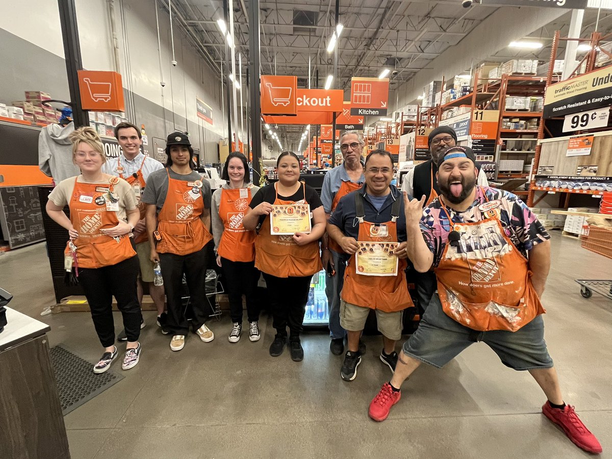 A night to celebrate at #0469. Veronica hits her 1 year anniversary and Carlos reached 31 years at the same store! Congratulations from everyone!!!