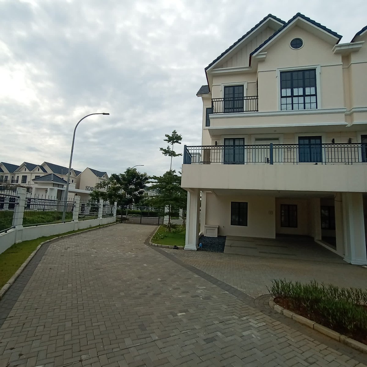 AcanSRV's tweet photo. Dijual Cepat
Rumah Double Decker di Lavon 2 Tangerang
Ukuran 9x10, 3 lantai, hadap Utara, Kamar Tidur 4+1, Kamar mandi 3+1, sudah renov, semi furnished, SHM https://t.co/JDxq01VA9n