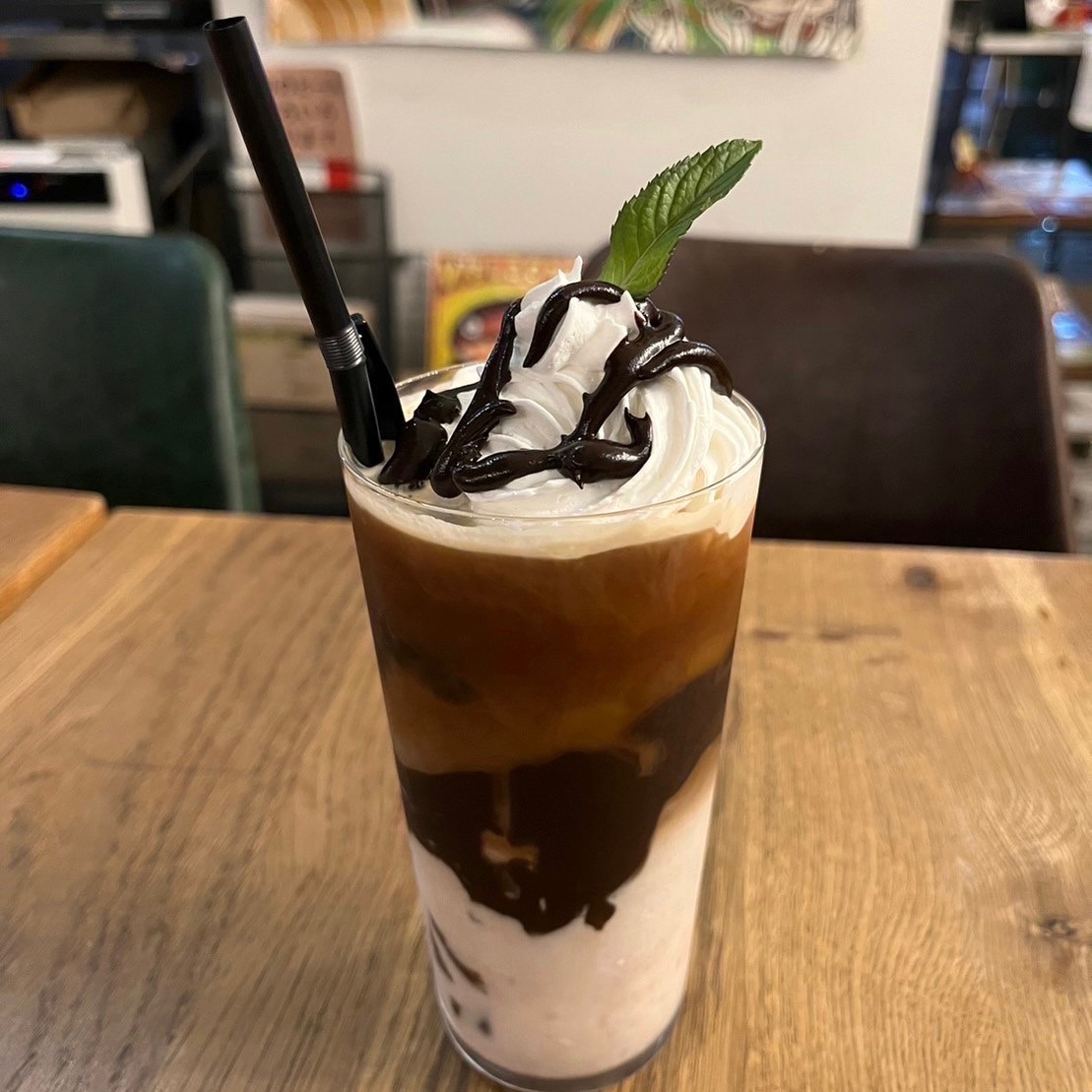 mazzel_cafe's tweet photo. ／
MAZZEL POP-UP MENU🥄
【大阪】SWAMP501
＼

Vivid メロンクリームスパークリング 、Maze アイスチョコオーレ、Zeal ストローベリーオレをご用意しています🥤ドリンクメニューはオリジナルコースター付✨

ご予約（完全事前予約制）
大阪 https://t.co/tOKKaBoRQ2

#MAZZEL　 #mazzelpopupcafe https://t.co/Gnw9Fd4zXn