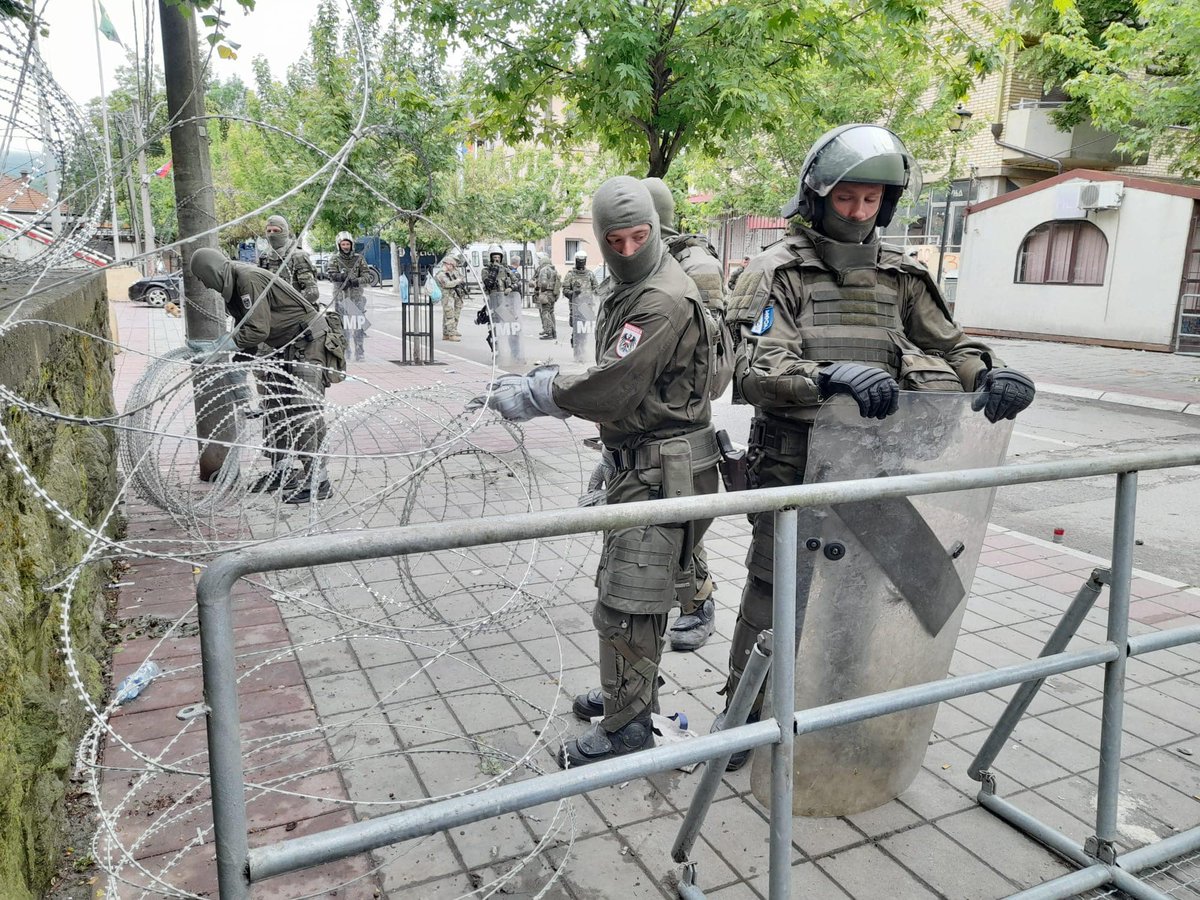 FrekuencaC's tweet photo. KFOR vendos tela me gjemba, protestuesit mblidhen në Zveçan
https://t.co/5O8cFxHQKn

#kfor #kosova #serbia #nato https://t.co/gPz84k54xh