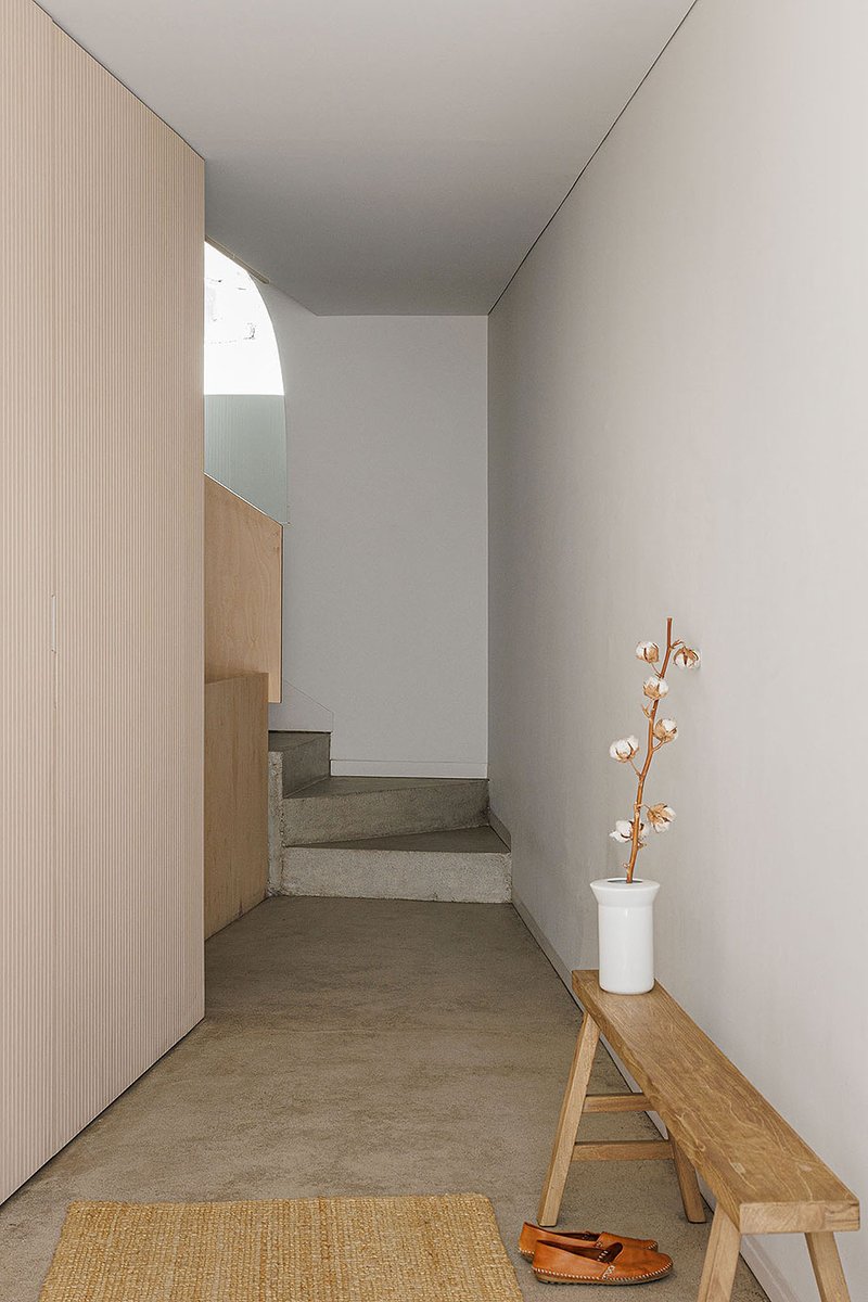 Interior_es's tweet photo. El programa funcional de esta #casa, proyectada por Tsou Arquitectos en #Oporto (#Portugal), se desarrolla en torno a una #escalera central que se despliega como un #origami.
-> Fotografía: @ivotavaresnet 
-> https://t.co/E8kKfcCFCG
-> #arquitectura #architecture #houses #stairs https://t.co/sKz7fjiSfG