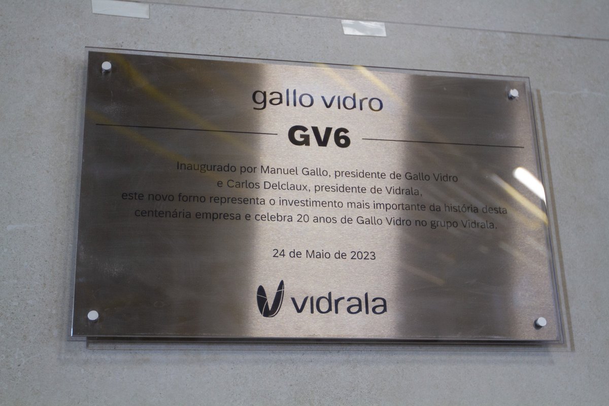 Vidrala_Group's tweet photo. Inauguramos el nuevo horno de la planta de Gallo Vidro en Portugal. Nuestro presidente Carlos Delclaux destacó la mejora de la eficiencia del nuevo horno gracias a la última tecnología, lo que ayudará a mejorar el desarrollo sostenible de nuestro negocio🌱
#Vidrala #glassmadegood https://t.co/DwoqA9DRPA