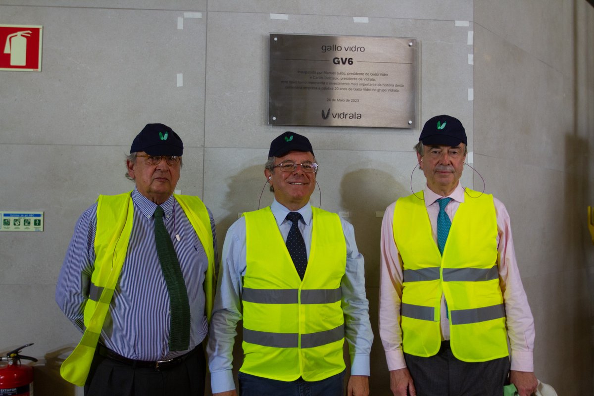 Vidrala_Group's tweet photo. Inauguramos el nuevo horno de la planta de Gallo Vidro en Portugal. Nuestro presidente Carlos Delclaux destacó la mejora de la eficiencia del nuevo horno gracias a la última tecnología, lo que ayudará a mejorar el desarrollo sostenible de nuestro negocio🌱
#Vidrala #glassmadegood https://t.co/DwoqA9DRPA