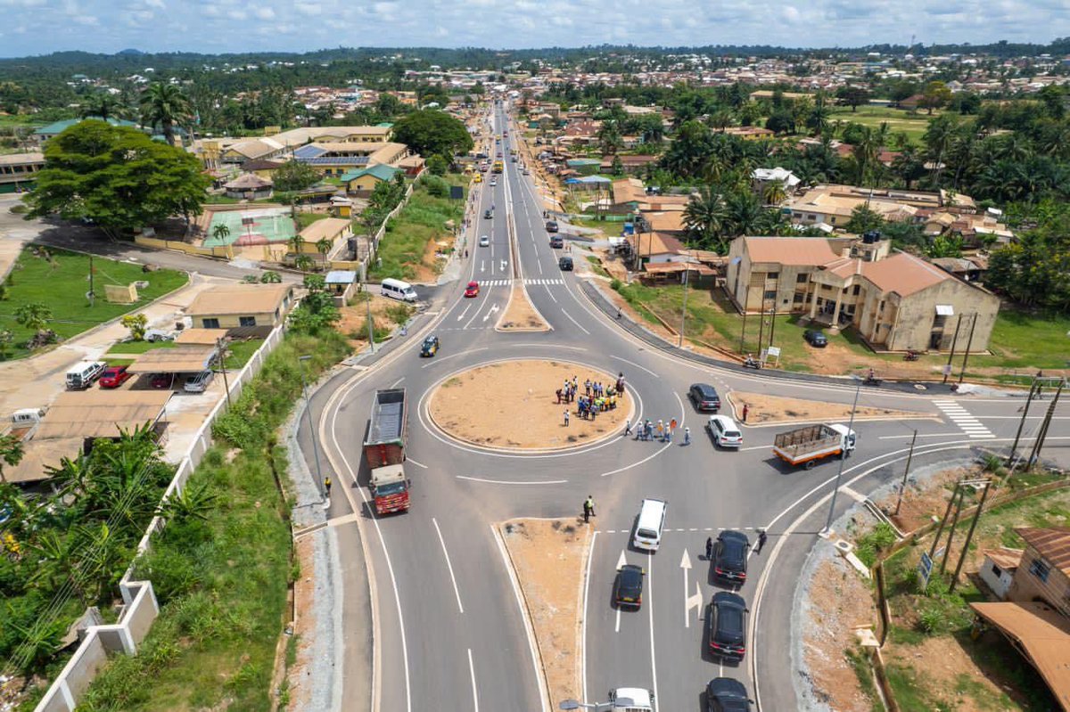 Progress of work on some ongoing road projects.

The 31.2km Assin Foso to Assin Praso road project which is ready for commissioning and use.

#RoadInfrastructure
#BuildingGhanaTogether
#PossibleTogether