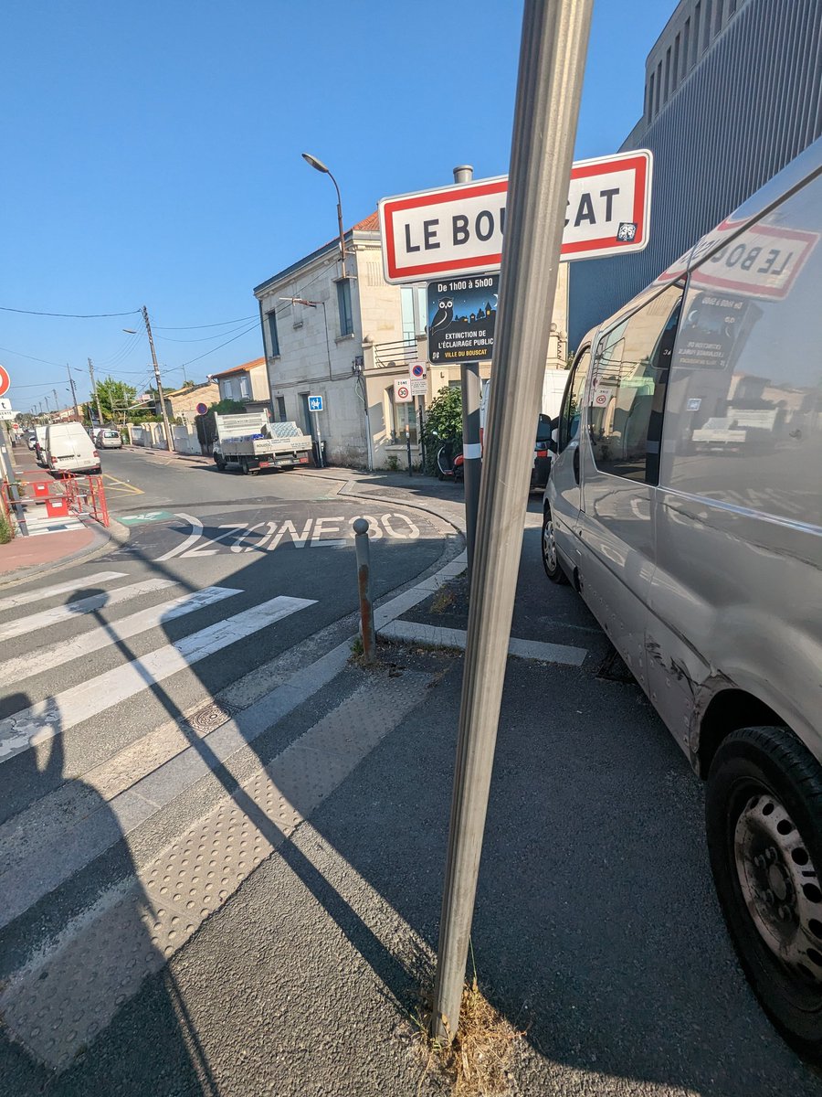 Entre les travaux et les véhicules #gcum ... impossible de passer en sécurité ! Carrefour hyper dangereux en plus 😤🤬 #Ravezies #JulesGuesdes <a href="/VilleduBouscat/">Ville du Bouscat</a> <a href="/Bordeaux/">Bordeaux</a> <a href="/BxMetro/">Bordeaux Métropole</a> <a href="/GwenaelLamarque/">Gwénaël LAMARQUE</a>