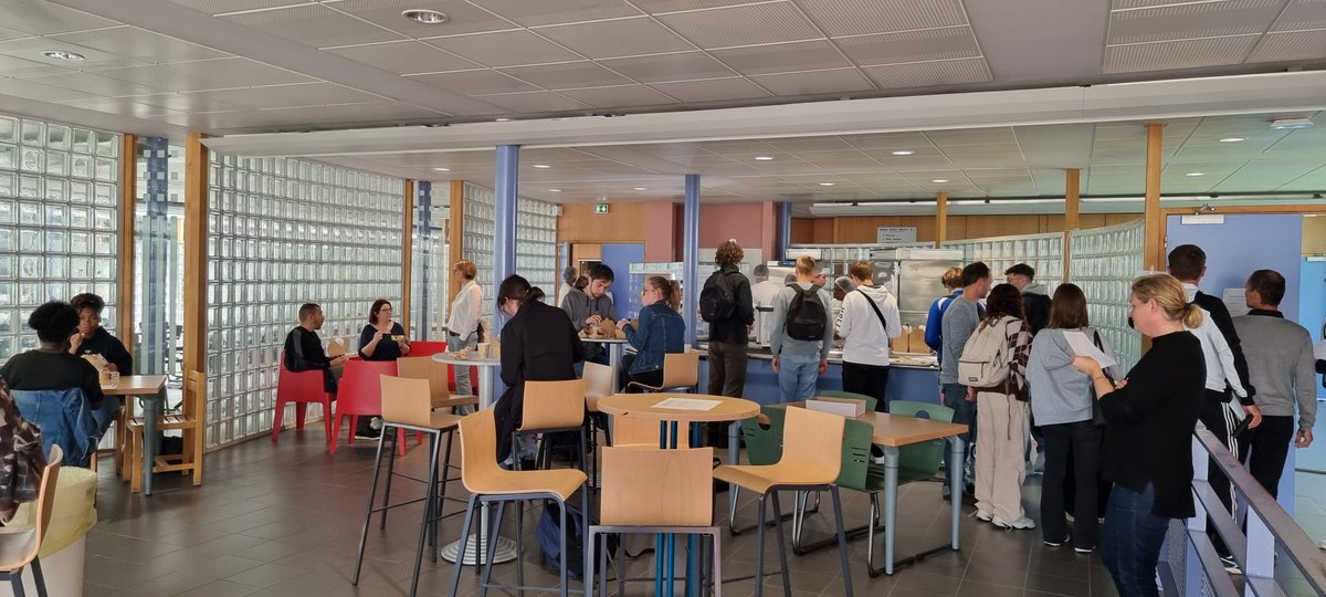 schuman_perret's tweet photo. 24/05 Expérimentation d'un Eco-restau #ecoresponsable au #lyceeschumanperret : #zerogaspi et formule rapide. Une expérience très appréciée par les #écodélégués et les membres du #CA et du #CVL invités ! A faire évoluer vers le #zerodechet pour une ouverture à la rentrée 2023 😉 https://t.co/5AnueEf2Mo
