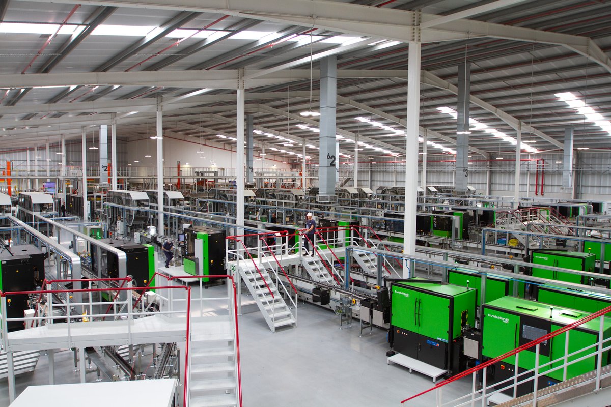 Vidrala_Group's tweet photo. Inauguramos el nuevo horno de la planta de Gallo Vidro en Portugal. Nuestro presidente Carlos Delclaux destacó la mejora de la eficiencia del nuevo horno gracias a la última tecnología, lo que ayudará a mejorar el desarrollo sostenible de nuestro negocio🌱
#Vidrala #glassmadegood https://t.co/DwoqA9DRPA