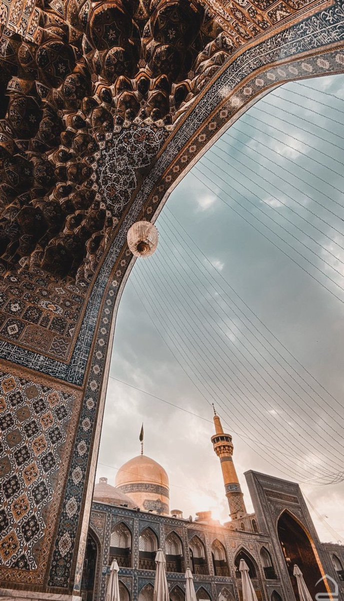 أَمولَايَ الرِّضَا عَطفًا ومَنًّا
على أَمَةٍ تَحنُّ إلَى لقَاكَا

تَحِنُّ إلى اللِّقَا دَأبًا ولَكِن
صُرُوفُ الدَّهرِ تَمنَعُهَا لِذَاكَا

يَدَاكَ تُصَرِّفُ الأكوَانَ طُرًّا
فَصَرْفُ الدَّهرِ تَصرِفُهُ يَدَاكَا

علَيهَا امنُنْ بِزَورَةِ خيرِ أرضٍ
بجِسمكَ سيّدِي سَمَتِ السِّمَاكَا