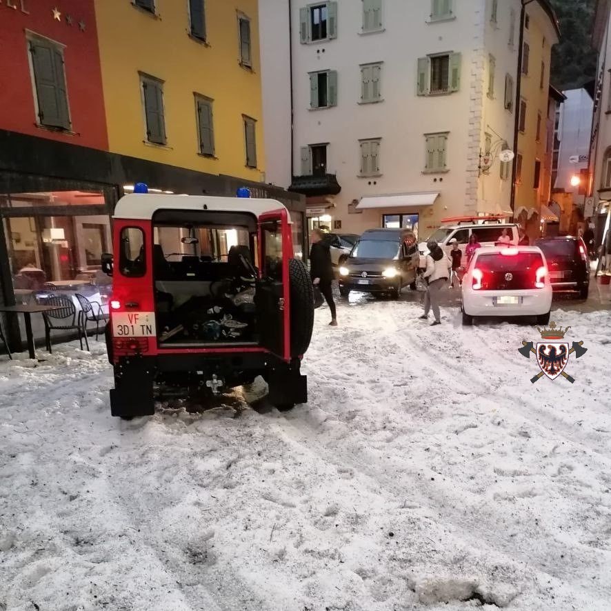 fedvvfvoltn's tweet image. Serata di grande lavoro per i #vvfriva a seguito del violento #nubifragio che ha colpito #Torbole.
Una decina gli interventi effettuati dai #vvf. I principali: il recupero di un camper spinto nel lago dal vento e il ripristino di Piazza Goethe, ricoperta di grandine. #vvftrentino
