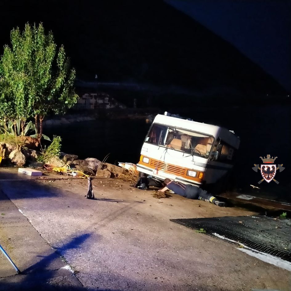 fedvvfvoltn's tweet image. Serata di grande lavoro per i #vvfriva a seguito del violento #nubifragio che ha colpito #Torbole.
Una decina gli interventi effettuati dai #vvf. I principali: il recupero di un camper spinto nel lago dal vento e il ripristino di Piazza Goethe, ricoperta di grandine. #vvftrentino