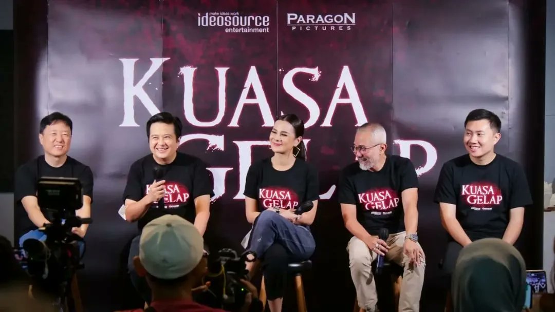 Melalui perjalanan panjang, dan akhirnya berjodoh dengan #filmkuasagelap . Semua itu karena ada Kesetiaan, respect dan komitmen bersama <a href="/robertronny/">Robert Ronny</a> <a href="/andiboediman/">Andi Boediman</a> <a href="/paragonpics_/">Paragon Pictures</a> <a href="/JeromePolin/">Jerome Polin Sijabat</a> <a href="/sulung88/">SULUNG LANDUNG</a>