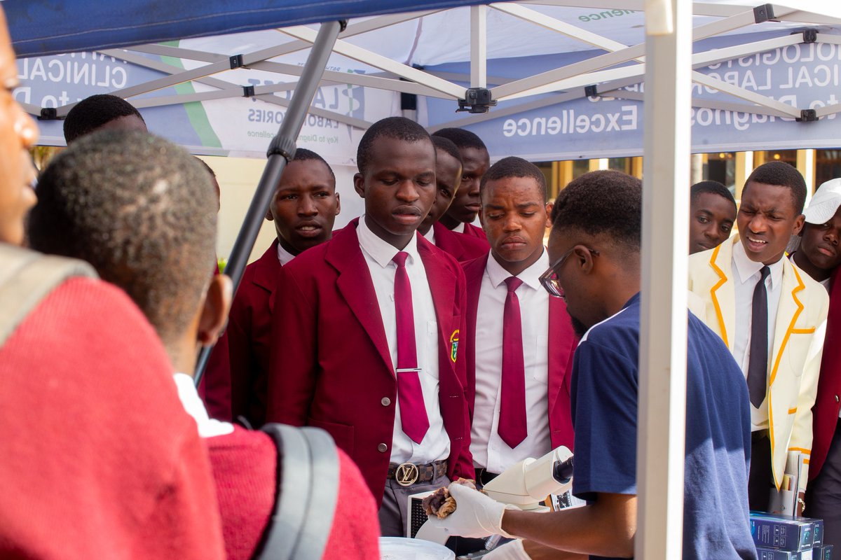 TipsZimbabwe's tweet image. The 2023 Zimbabwe Career Guidance Expo was successfully held at SIRDC from 25-25 May. It drew in crowds of more than 1100 people comprising school kids, exhibitors, sponsors, parents, state enterprises, honoured guests and the general public!!!

Day 1- 25 May in pictures