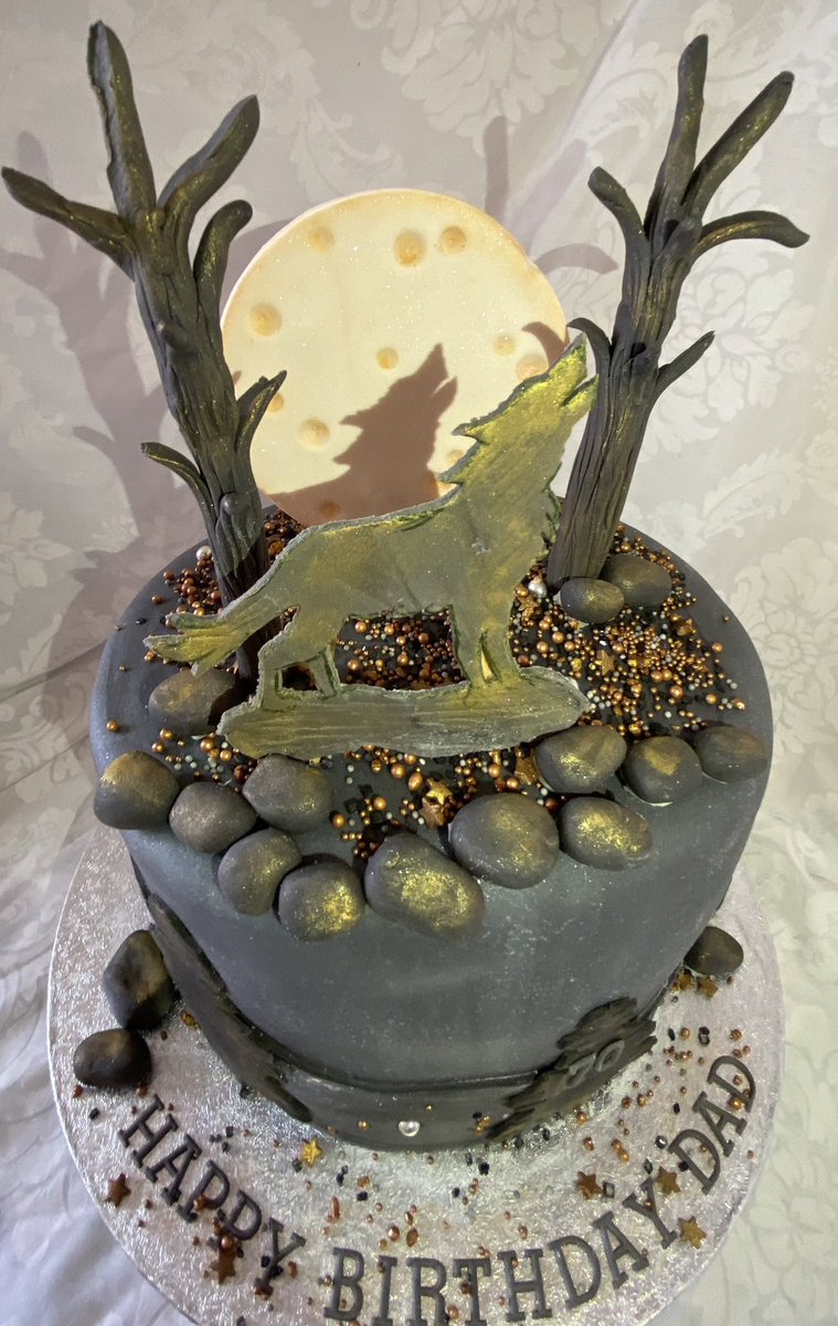 Amazing what you can do with one night of baking and creating 🎂🌕🐺 #HappyBirthday #cake #cakeart #cakedecorating #cakedesign #cakes #birthdaycake #baker #baking #spongecake #sugarcraft #fondant #wolf #moon #cakedesigner #cakecakecake