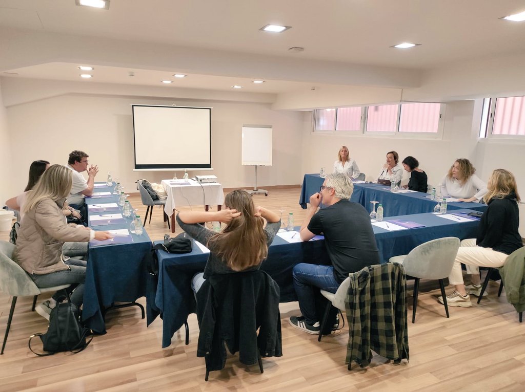 CEMFormacio's tweet photo. Primer dia de la formació👉 de la tensió a la distensió 🫂 de la mà de @calidoscopi3 al personal de @ICRcat

Gràcies per l'oportunitat d'organitzar jornades formatives que ajuden a la #milloraprofessional🔝 i potenciar la #formaciócontinua ✅

Endavant!
#formacioamida https://t.co/HUuBcqPsiq