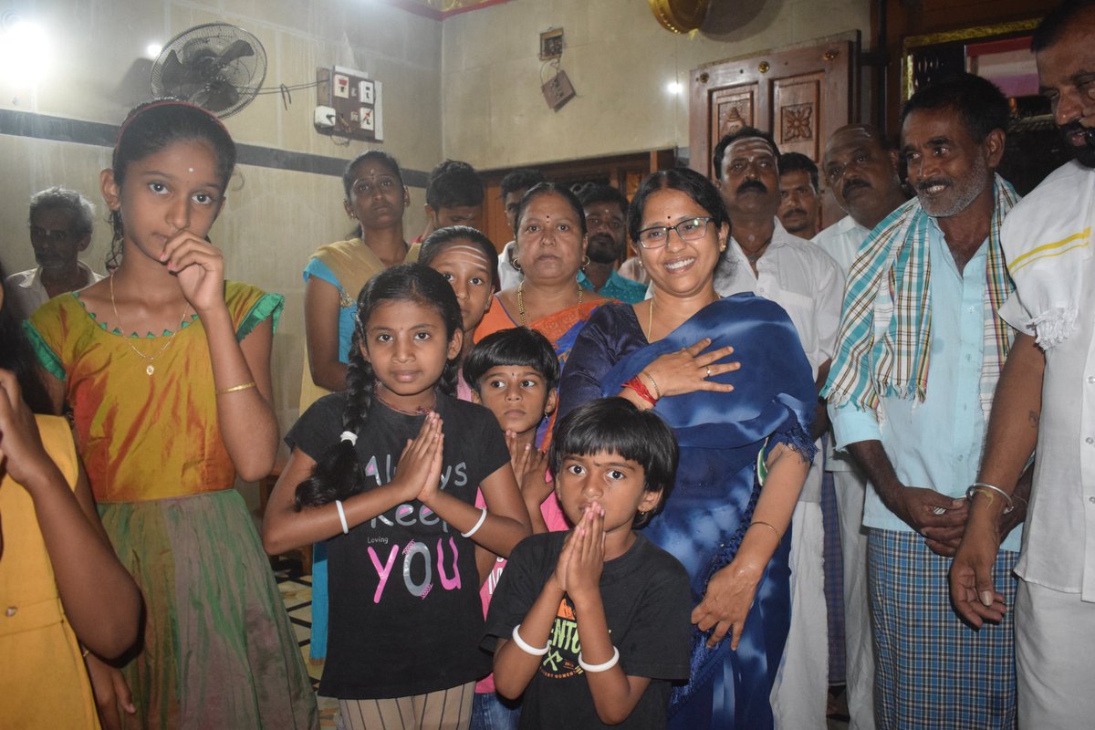 SharadaPuranaik's tweet photo. ಕೊಮ್ಮನಾಳುವಿನಲ್ಲಿ ನಡೆದ ಅಭಿನಂದನಾ ಕಾರ್ಯಕ್ರಮದಲ್ಲಿ ಮತದಾರರಿಗೆ ಧನ್ಯವಾದ ತಿಳಿಸಿ, ಅಭಿನಂದನೆ ಸ್ವೀಕರಿಸಿ ಮಾತಾಡಿದ ಸಂದರ್ಭ. ಈ ಸಮಯದಲ್ಲಿ ಕಾರ್ಯಕರ್ತರು, ಗ್ರಾಮದ ಮುಖಂಡರು, ಗ್ರಾಮಸ್ಥರು ಪಾಲ್ಗೊಂಡಿದ್ದರು.
#JDS #jdskarnataka #JdsAgain #HdkForCm #AgainSPN #TeamSPN #Shivamogga #ShivamoggaRural https://t.co/SnGsbqOfe5
