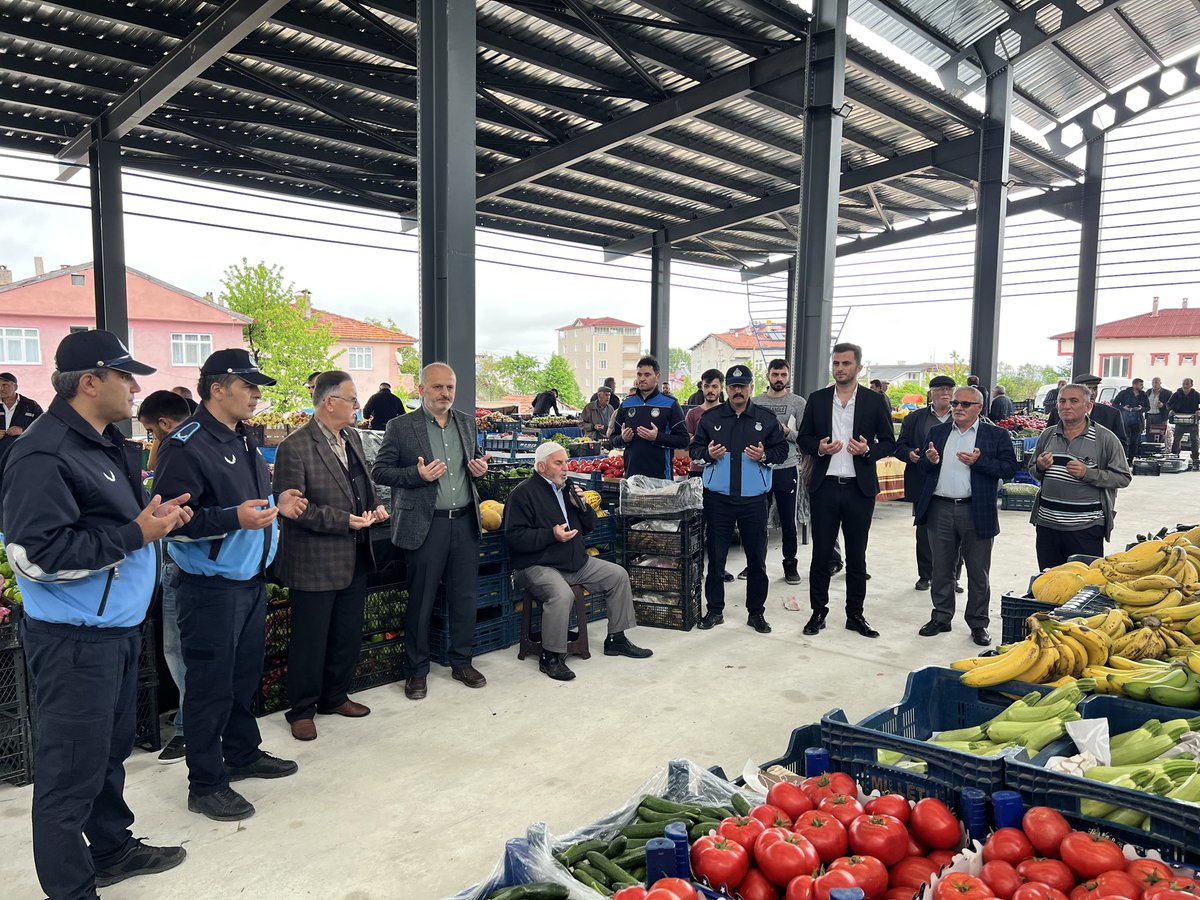 Pazar ola! 😊

Bugün halkımızın hizmetine giren Ladik Belediyesi Kapalı Pazar Alanı’mızın ilçemize ve hemşehrilerimize hayırlı olmasını dilerim.