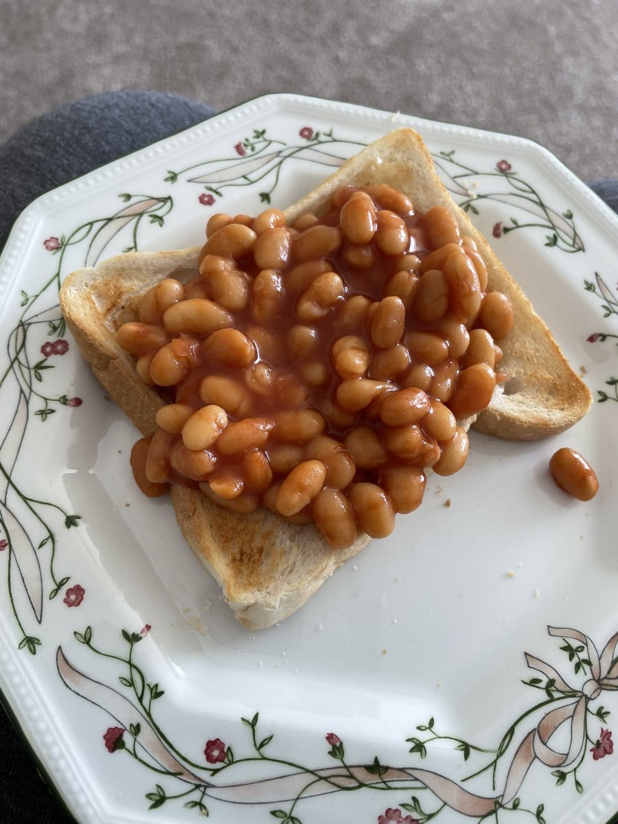 samp74's tweet image. Yesterday beans n toast was on the menu. Been ages since I’ve have beans n toast, thoroughly enjoyed it. I supplied the cakes. I truly am blessed to have the best customers. 🥰