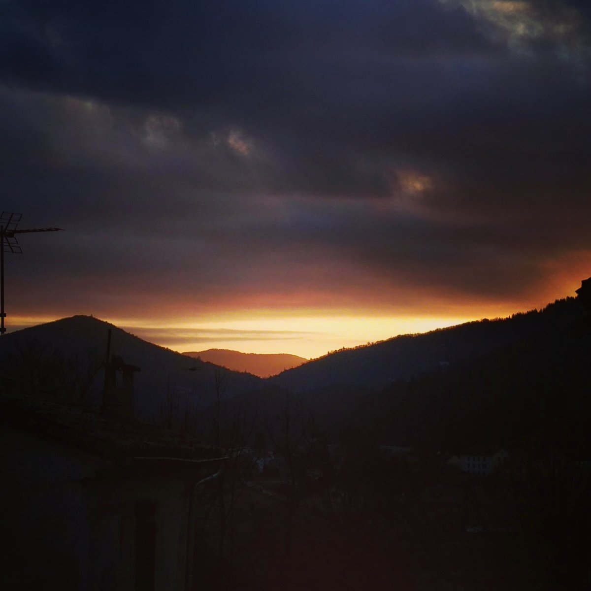 Lever de soleil sur les Cévennes.
Bonne journée