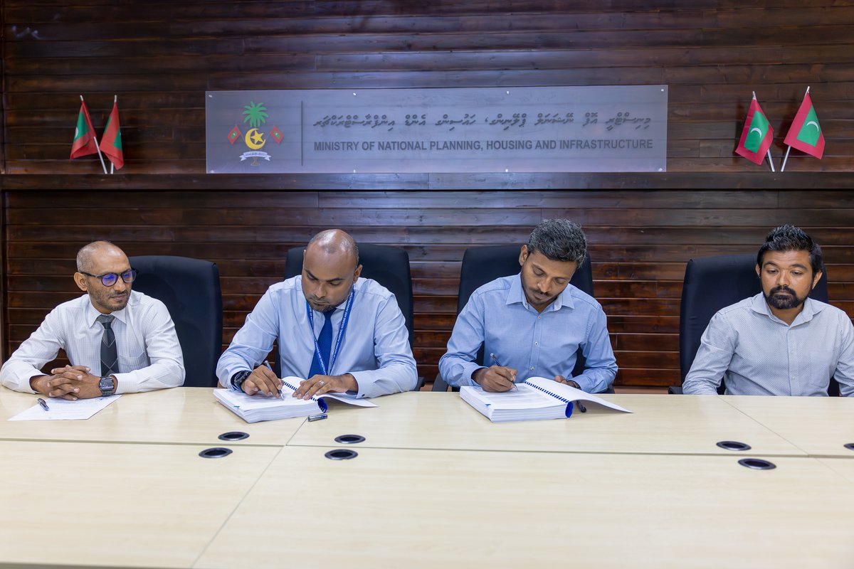 MIHUDmv's tweet photo. ޑިޒައިން އެންޑް ބިލްޑް އުސޫލުން ށ. ކޮމަންޑޫގައި އިމާރާތްކުރާ 30 ހައުސިންގ ޔުނިޓުގެ މަސައްކަތް ރަޝީދު ކާޕެންޓްރީ އެންޑް ކޮންސްޓްރަކްޝަން ޕްރައިވެޓް ލިމިޓެޑް އާ ހަވާލުކޮށްފިއެވެ. 
40،923،848.16 ރުފިޔާއަށް މި މަސައްކަތް ހަވާލުކޮށްފައިވަނީ 300 ދުވަހުގެ ތެރޭގައި ނިންމުމަށެވެ. https://t.co/kK4nwbzMOa