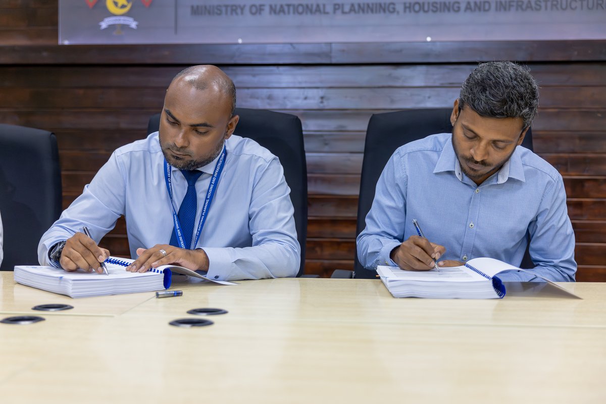 MIHUDmv's tweet photo. ޑިޒައިން އެންޑް ބިލްޑް އުސޫލުން ށ. ކޮމަންޑޫގައި އިމާރާތްކުރާ 30 ހައުސިންގ ޔުނިޓުގެ މަސައްކަތް ރަޝީދު ކާޕެންޓްރީ އެންޑް ކޮންސްޓްރަކްޝަން ޕްރައިވެޓް ލިމިޓެޑް އާ ހަވާލުކޮށްފިއެވެ. 
40،923،848.16 ރުފިޔާއަށް މި މަސައްކަތް ހަވާލުކޮށްފައިވަނީ 300 ދުވަހުގެ ތެރޭގައި ނިންމުމަށެވެ. https://t.co/kK4nwbzMOa