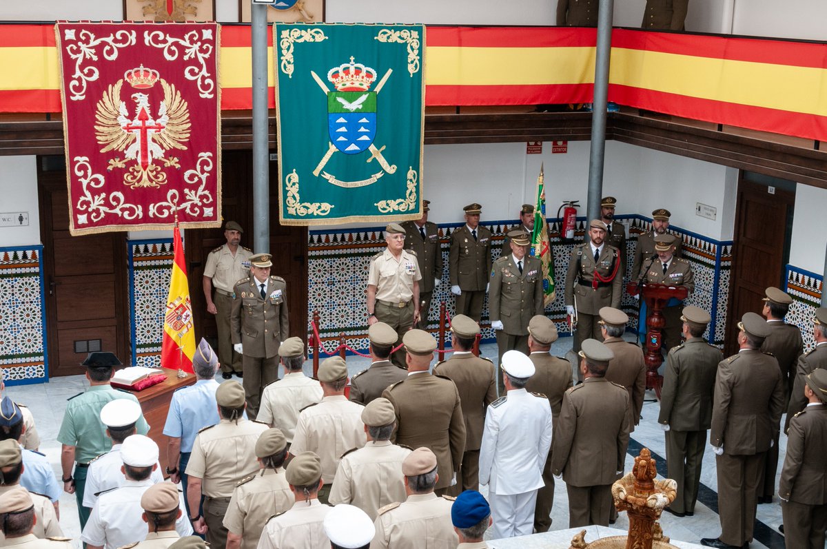 IGE_ET's tweet photo. El General Joaquín Broch, #DIACU presidió el acto de entrega de mando del Coronel Ignacio Boudet como Jefe de la 5ª Subinspección General del Ejército. El Coronel ha jurado su cargo en el Gobierno militar de #Tenerife ante las autoridades, invitados y personal de #SUIGECAN #IGE https://t.co/xJqQ7r6Nm7