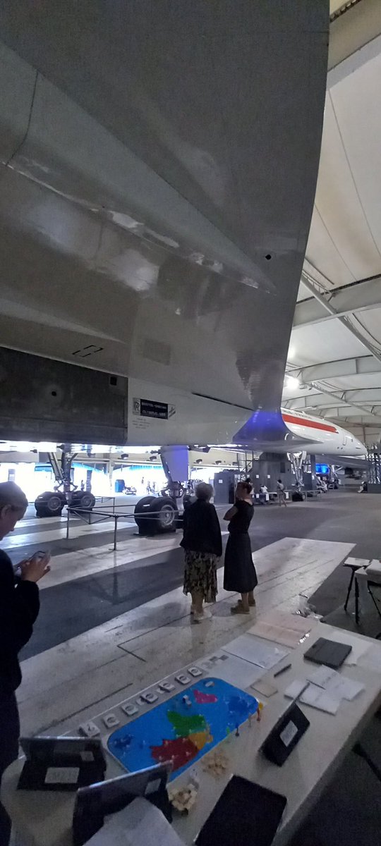 L'équipe du collège Yvette Lundy est installée... sous l'aile du Concorde !
<a href="/Fond_CGenial/">Fondation CGénial</a> <a href="/Sciences_Ecole/">Sciences à l'École</a>