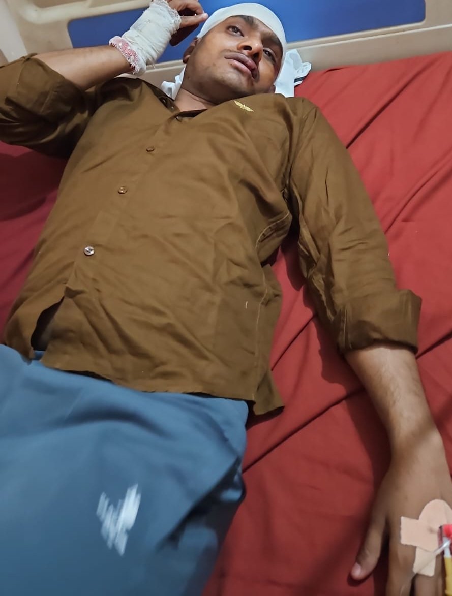 "एक तो बिजली चोरी ऊपर से सीना जोरी"।
बीकेटी के डिगुरिया में चेकिंग के दौरान अवर अभियंता अंकुश मिश्रा पर हुआ जानलेवा हमला।
मीटर उतारते समय दबंग शोएब नामक उपभोक्ता ने किया लोहे की रॉड हमला,सिर फटा।
हॉस्पिटल में भर्ती अवर अभियंता के सिर में लगे 7 टांके। <a href="/UPPCLLKO/">UPPCL</a>
<a href="/lkopolice/">LUCKNOW POLICE</a>