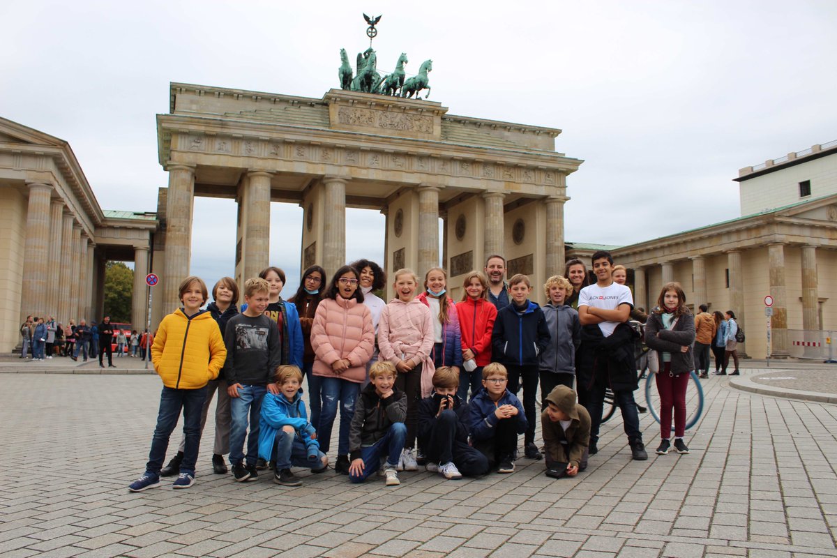 Klexikon's tweet photo. Morgen am Int. #Kindertag startet offiziell unsere diesjährige Schultour, gefördert von @WikimediaDE! Zum dritten Mal beteiligen wir Schulklassen an der ersten Wikipedia für Kinder. Dabei entstehen neue Artikel sowie Texte für unsere Startseite:
https://t.co/gCfTvTUTvc
@DKSB_Bund @DKHW_de @seitenstark @Blinde_Kuh_eV @fragFINN_de @tagesschau @dpa @dpa_Kinder @zdf_logo @UNICEFgermany @SusannRuethrich @SLahrkamp @emiliafester @HeidiReichinnek (Foto: Klexikon)