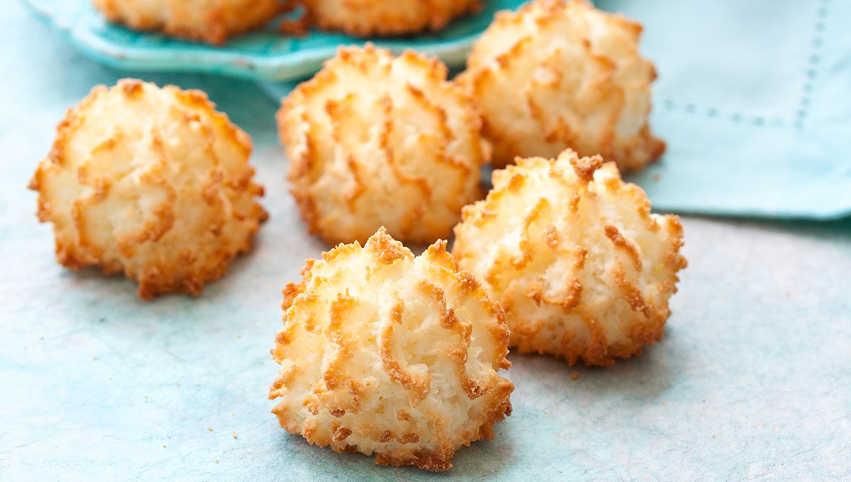 brockcoinc's tweet image. Happy #Nationalmacaroonday! Enjoy these sweet, chewy coconut treats and celebrate this delicious holiday with friends and family. Macaroons are the perfect way to satisfy your #sweettooth! 

#Macaroons