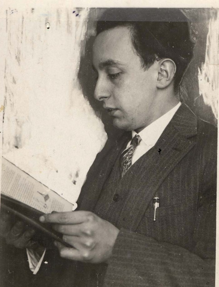 YadVashemFr's tweet photo. En mars 1938, l'#Autriche est incorporée au #Reich.
En mai 1938, 5 000 #Juifs #autrichiens sont déportés à #Dachau.
Parmi eux : Kurt Lindenfeld, né à #Vienne en 1906, technicien radio, marié à Grete.
Il sera assassiné à #Dachau le 31mai 1938.

https://t.co/Hi1ZbjvpaX https://t.co/0im6355pin