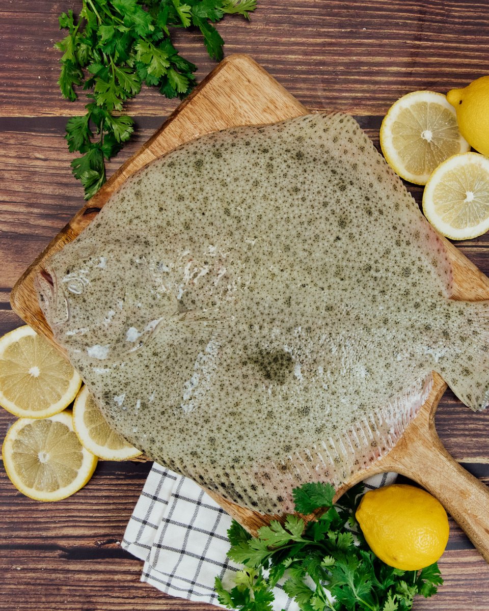 Plusfresc's tweet image. Sabries dir-nos de quin #peix es tracta? 👇
🐟 És pla, gairebé circular. 
🐟 No té escates.
🐟 Per una banda, és gris i per l’altra, blanc.
🐟 La seva carn és molt apreciada a la cuina.
🐟 Produeix enormes quantitats d'ous.
🐟 Pot arribar a pesar fins a 14 kg!