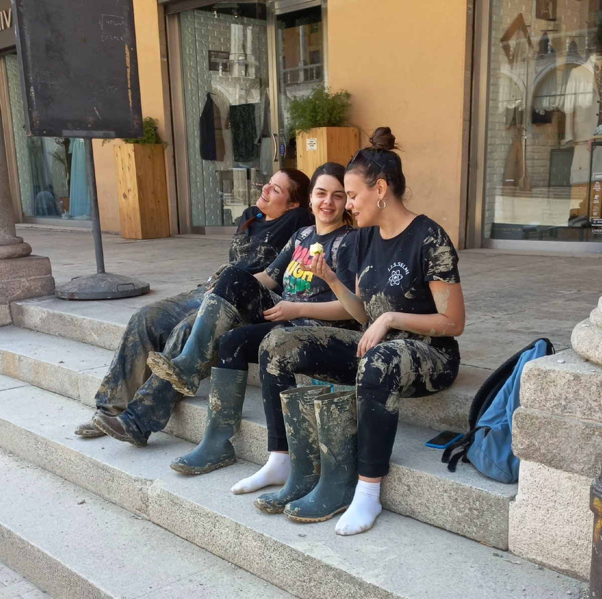 lucianoghelfi's tweet photo. A #Faenza si lotta ancora contro il fango che su accumula a bordo strada. Per fortuna ci sono un sacco di giovani a darsi da fare #angelidelfango #AlluvioneRomagna (foto mie di ieri) https://t.co/jC84YiLT4d