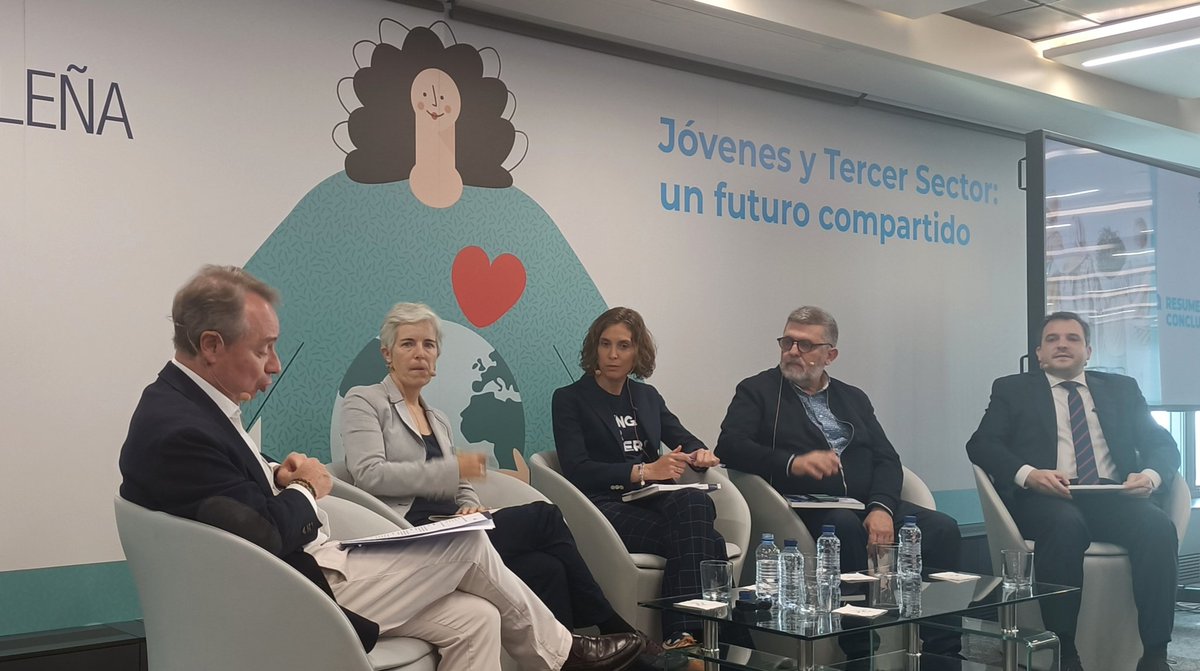 #FundacionMutua3sector Mesa "Nuevos jóvenes, nuevas tendencias y nuevos canales" con Silvia Arias, Directora <a href="/UAM_Solidaria/">UAM_Solidaria</a>, <a href="/tmaragu/">Teresa Martín Aguado</a>, Directora de Proyectos de <a href="/cooperacion/">Cooperación Internacional - IYC</a>, <a href="/crparlamentaria/">Andrés Medina Medina</a>, Dtor Gral de <a href="/metroscopia/">metroscopia</a> y <a href="/mtascon/">❦ Mario Tascón ❦</a>, Socio Director de Prodigioso Volcán