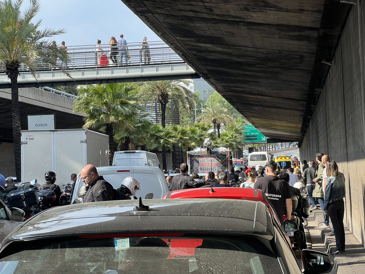 sergilarripa's tweet photo. Tallada totalment la Ronda de Dalt a causa d’un accident a l’alçada de la sortida 6 de Vallcarca, en direcció Llobregat. Tothom fora dels vehicle. Sembla accident greu. https://t.co/AOvsNKUuhH