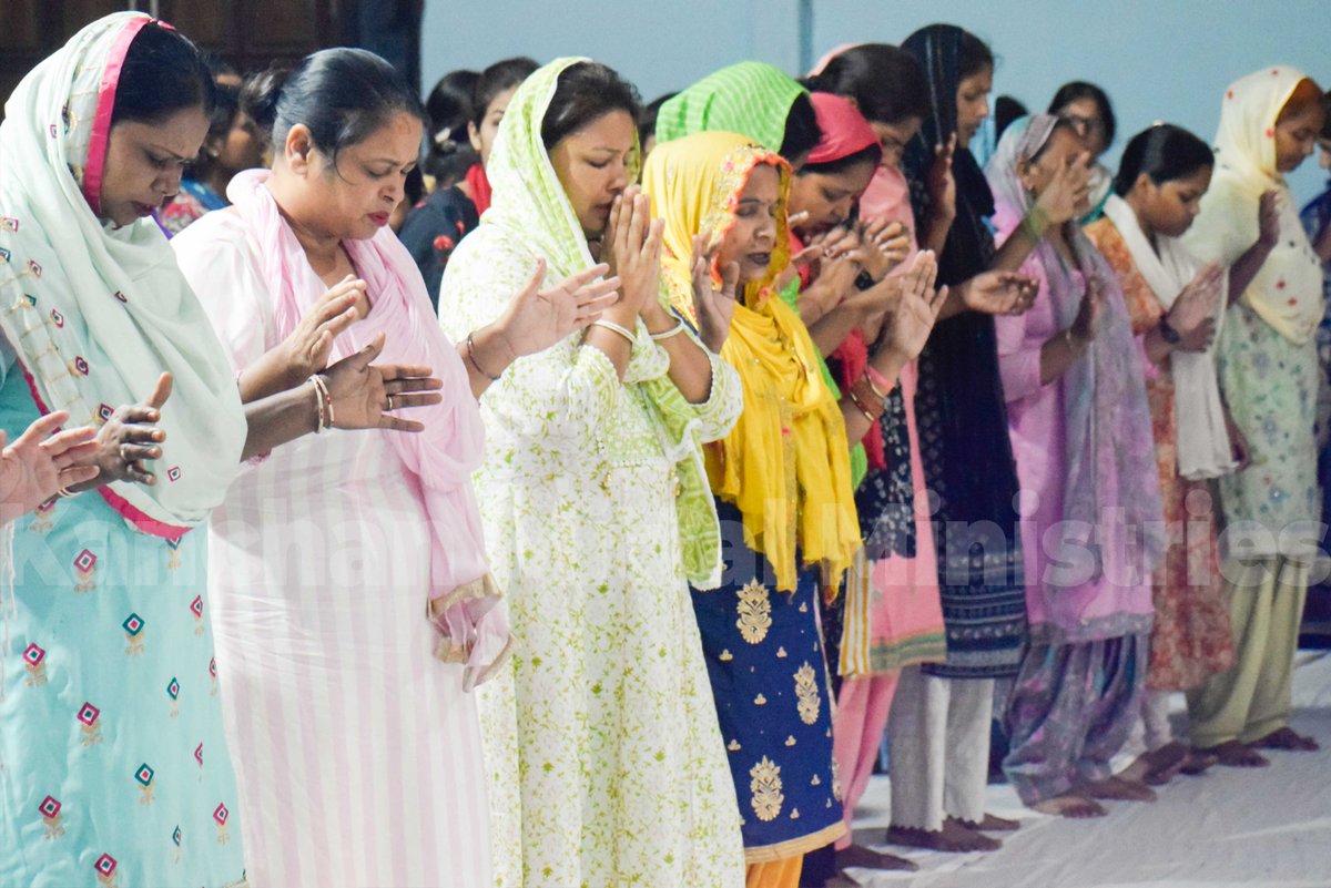 pastorkanchan's tweet photo. Senior Pastor, Pastor Kanchan Mittal is praying for the people by laying hands. The people filled with the spirit of God are speaking in tongues and receiving visions.
#KMM #Changera #PastorKanchanMittal #glowriousnight#powerfulLayhandPrayer https://t.co/YaTEao1qoO