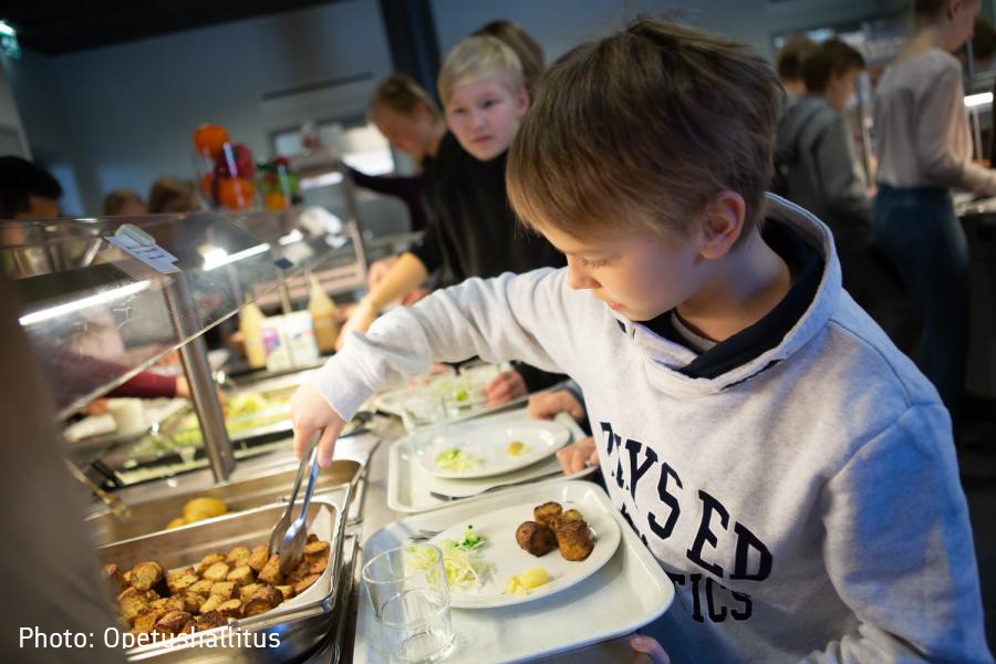 FinEmbAthens's tweet photo. We build equality one meal at a time. Every #Finnish pupil gets a free, nutritious school meal. This ensures equal opportunity to learn, and it even boosts learning outcomes. Did you know that in #Finland, students and teachers also eat together in the same halls? #LessonsOnFood https://t.co/pf5xfsA8R1